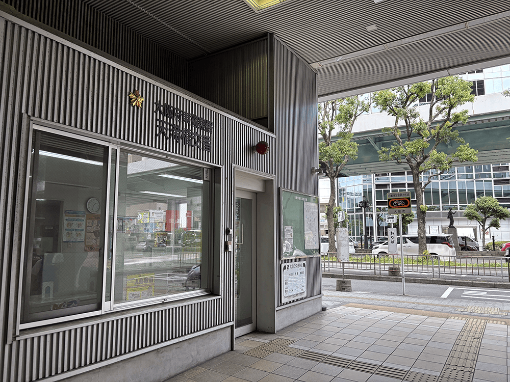 上がったら左手に降板がありますので、交番沿いに左折してください。