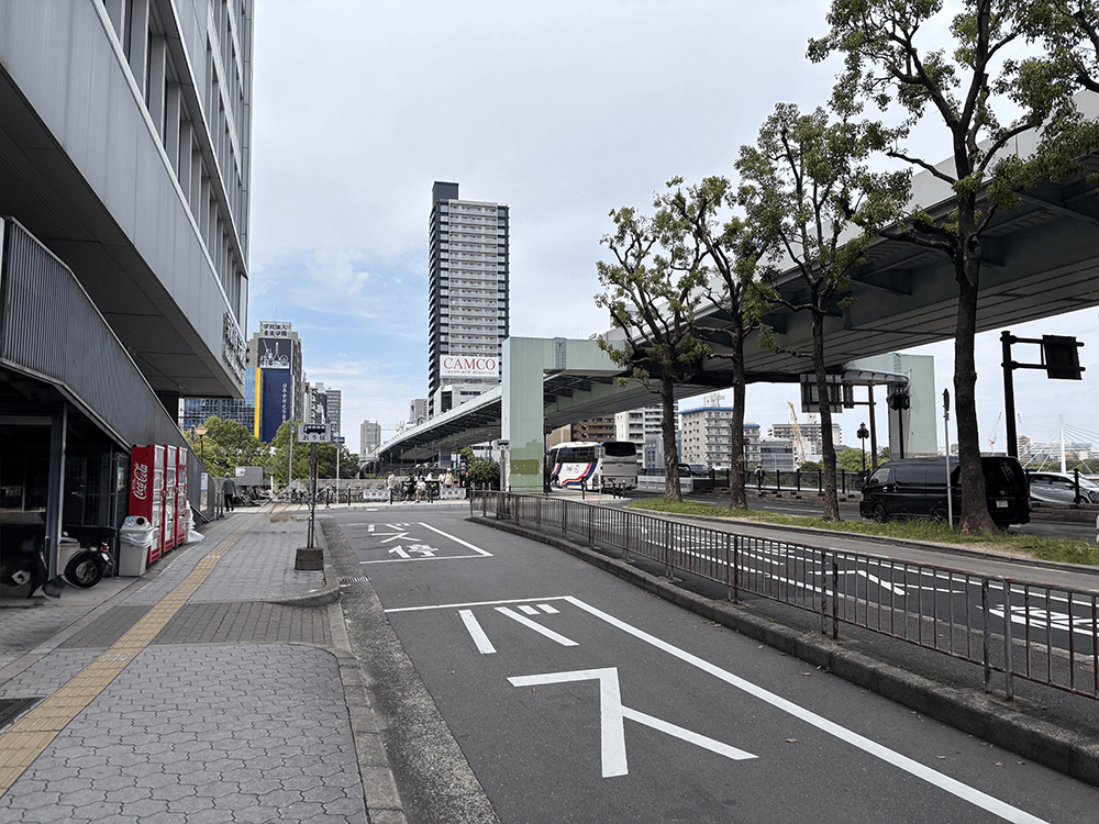 天満橋が見えますので橋を渡ります。