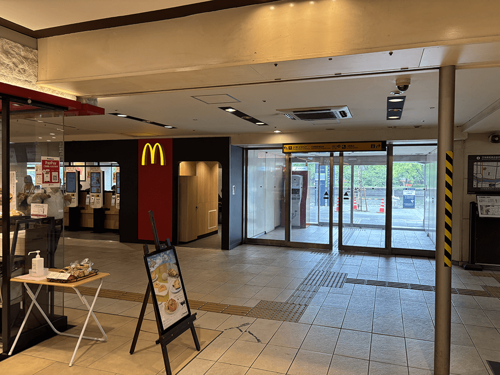 改札を出て右手にマクドナルドがあり、その隣から駅を出ます。