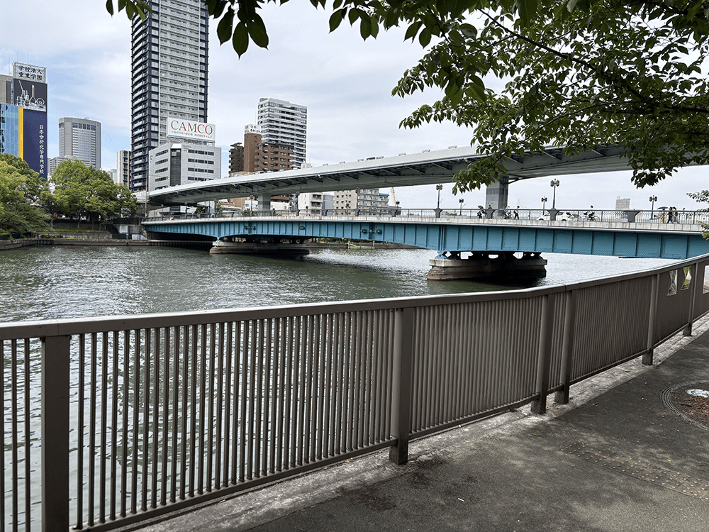 出たら右折です。<br>すぐに天満橋が見えますので目指してください。