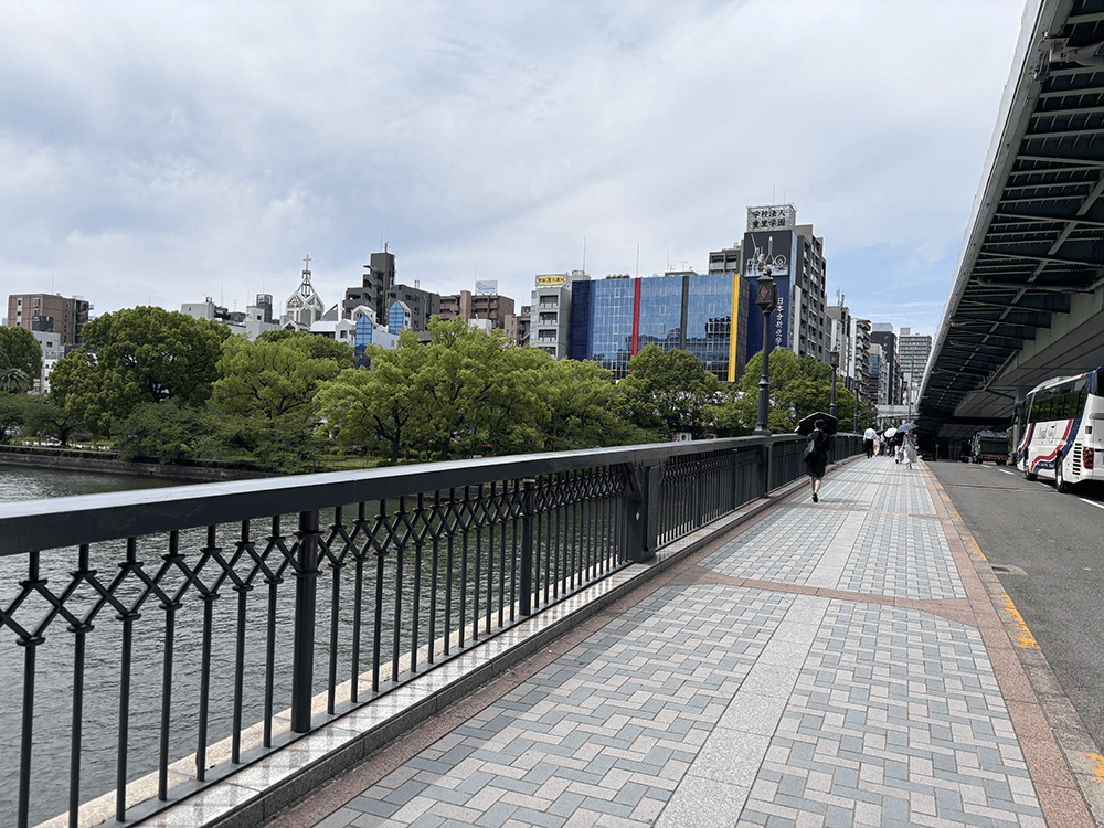 天満橋を渡ります。