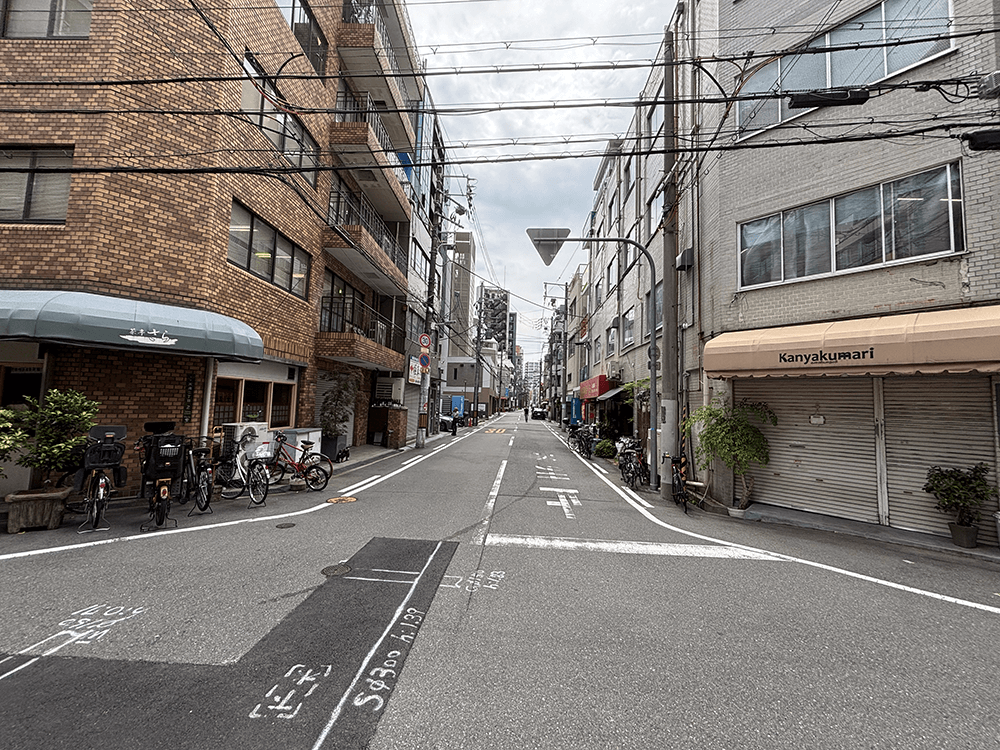 またすぐ一つ目を左折。<br>「茶亭さら」が目印です。