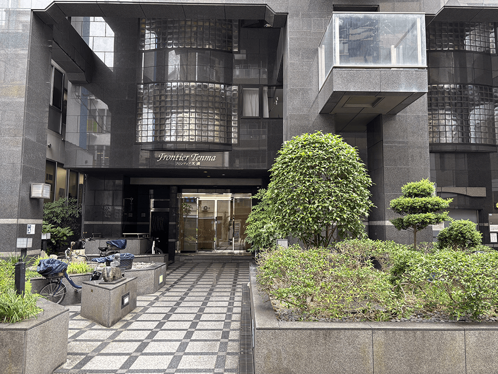 すぐ左手が目的地です。<br>「大阪つくば開成高等学校」の隣のマンションになります。<br>201号室のインターホンを鳴らしてください。